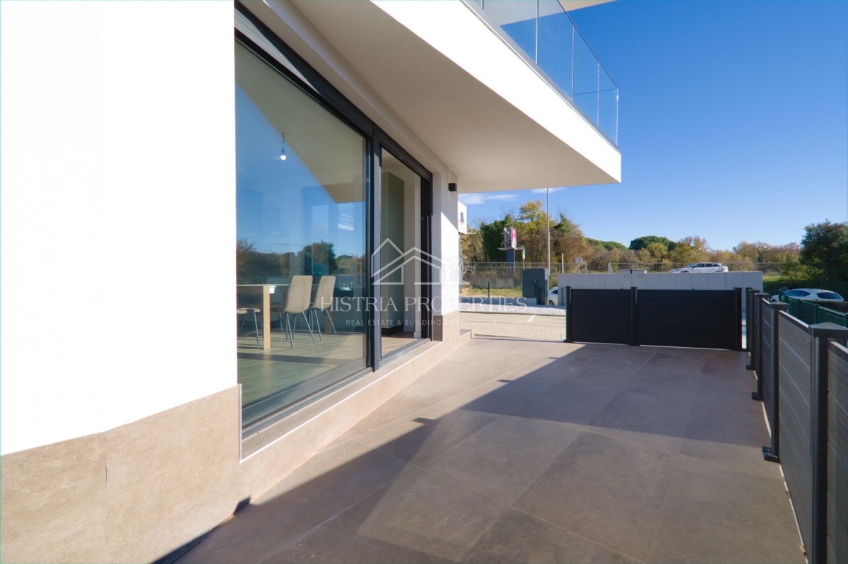 Opremljeno stanovanje v moderni novogradnji z dvoriščem 500m od plaže