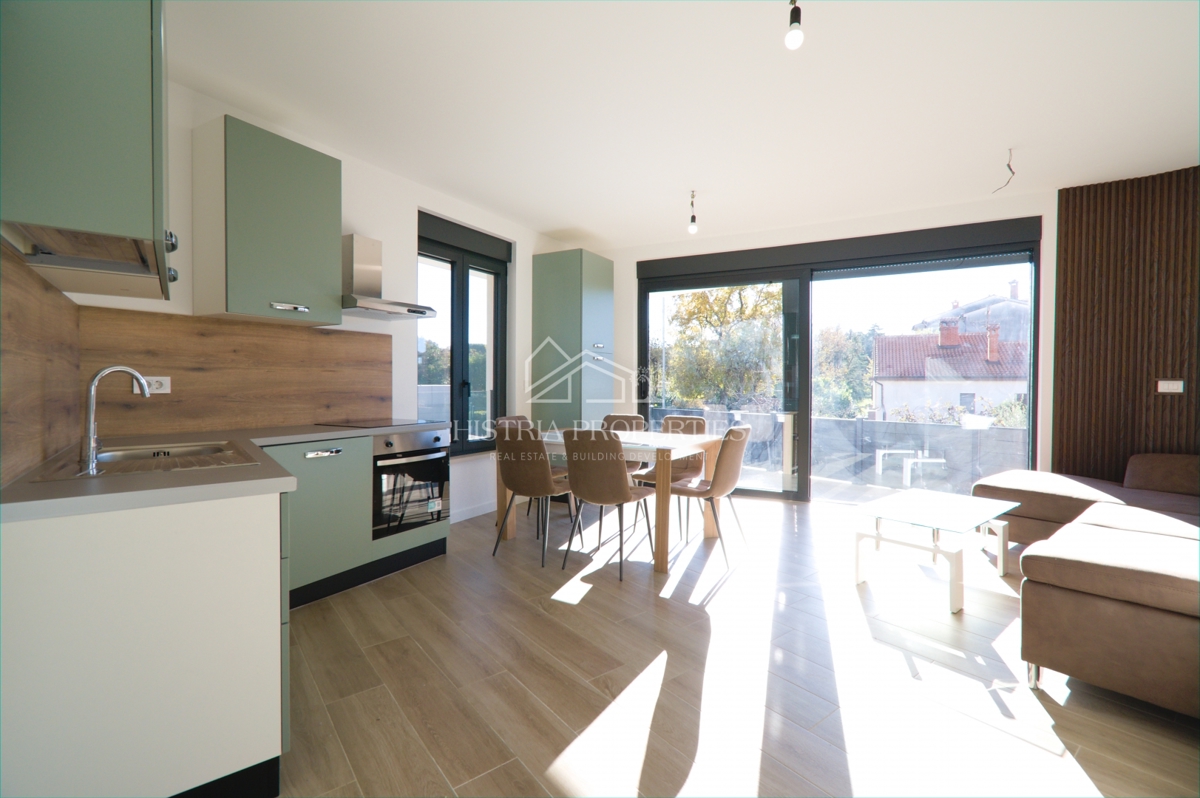 Opremljeno stanovanje v moderni novogradnji z dvoriščem 500m od plaže