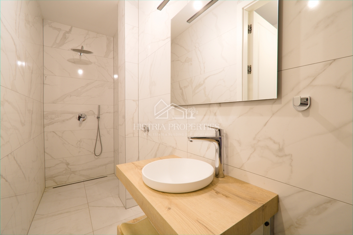 Opremljeno stanovanje v moderni novogradnji z dvoriščem 500m od plaže