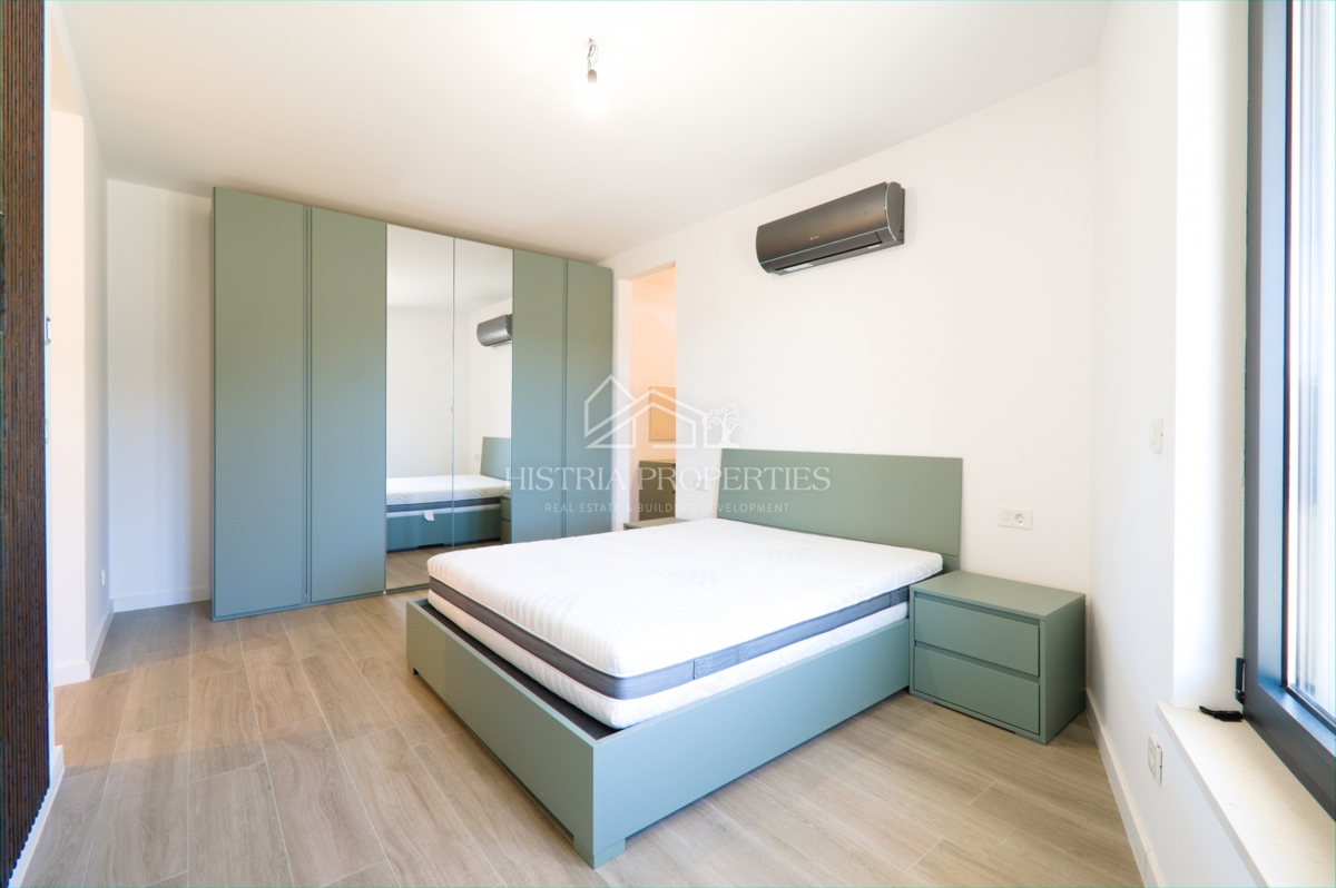 Opremljeno stanovanje v moderni novogradnji z dvoriščem 500m od plaže