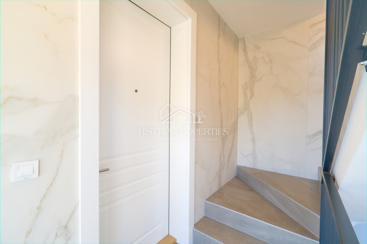 Opremljeno stanovanje v moderni novogradnji z dvoriščem 500m od plaže