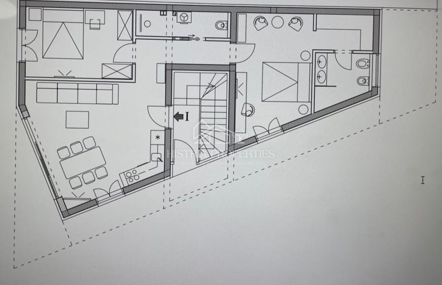 Opremljeno stanovanje v moderni novogradnji z dvoriščem 500m od plaže