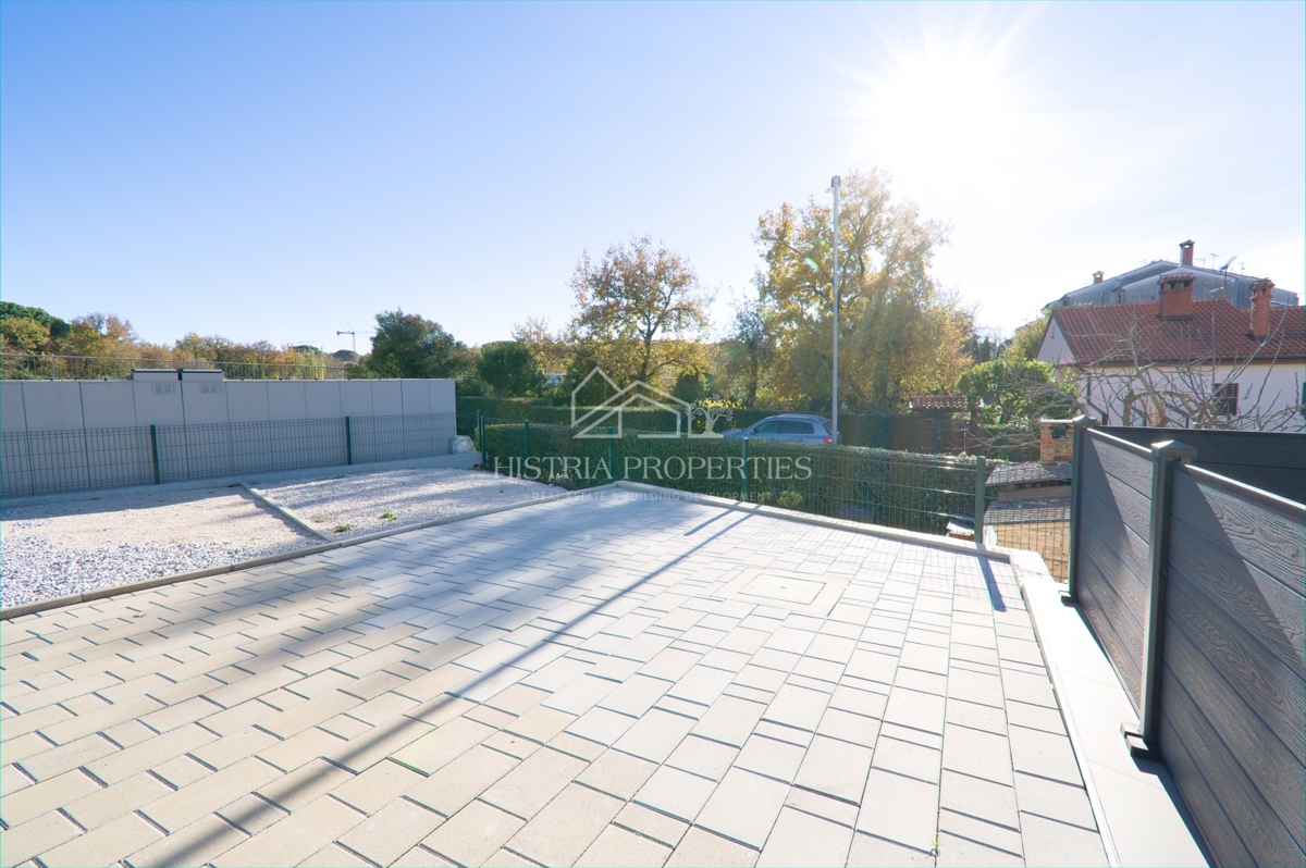 Opremljeno stanovanje v moderni novogradnji z dvoriščem 500m od plaže