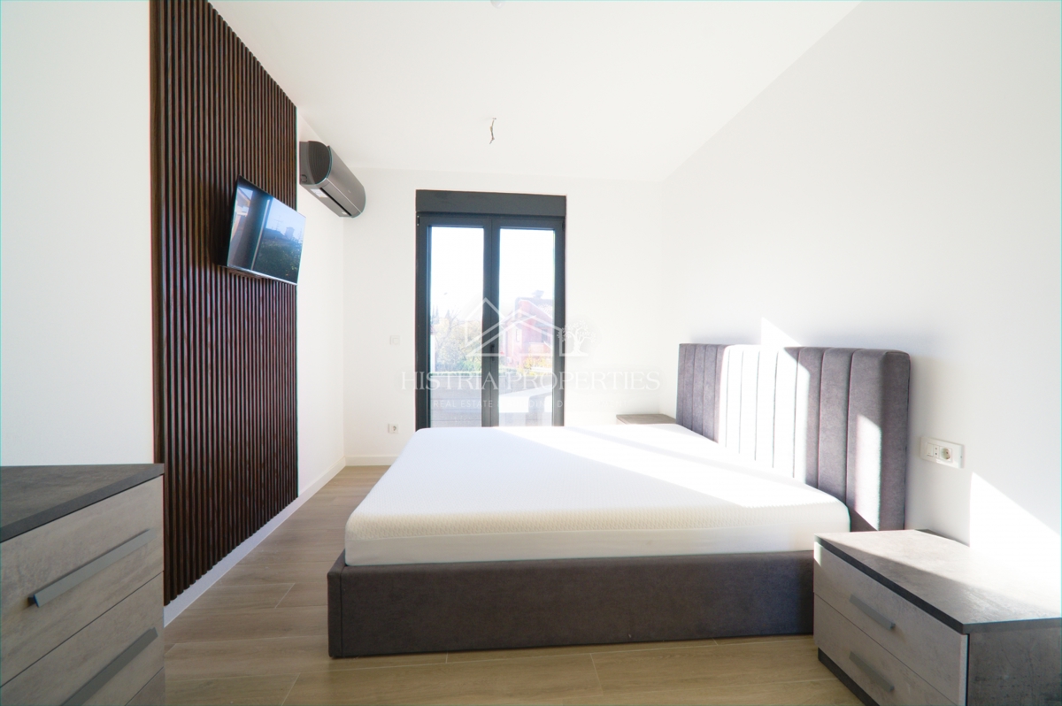 Opremljeno stanovanje v moderni novogradnji z dvoriščem 500m od plaže