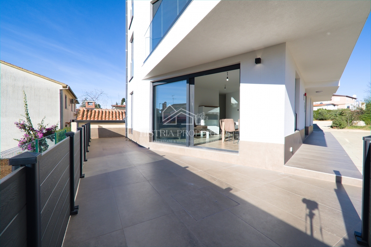 Opremljeno stanovanje v moderni novogradnji z dvoriščem 500m od plaže