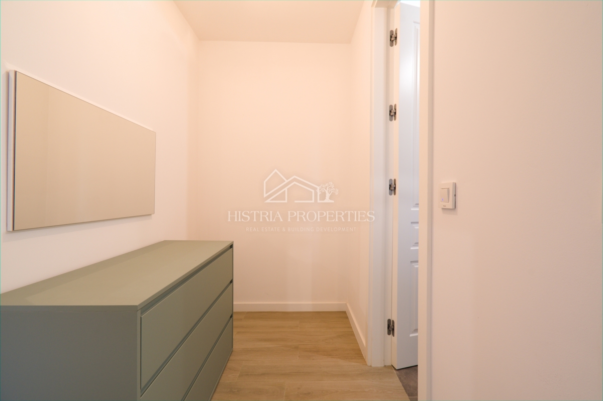 Opremljeno stanovanje v moderni novogradnji z dvoriščem 500m od plaže