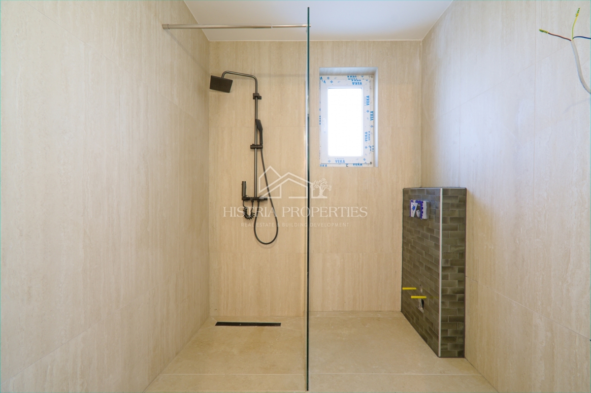 Penthouse z dvema velikima terasama, dvigalom v stanovanju in pogledom na morje