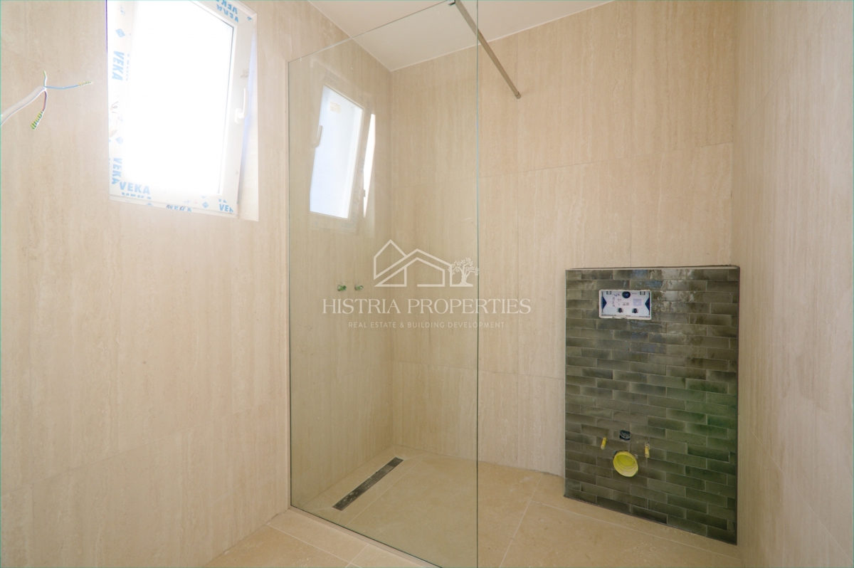 Penthouse z dvema velikima terasama, dvigalom v stanovanju in pogledom na morje