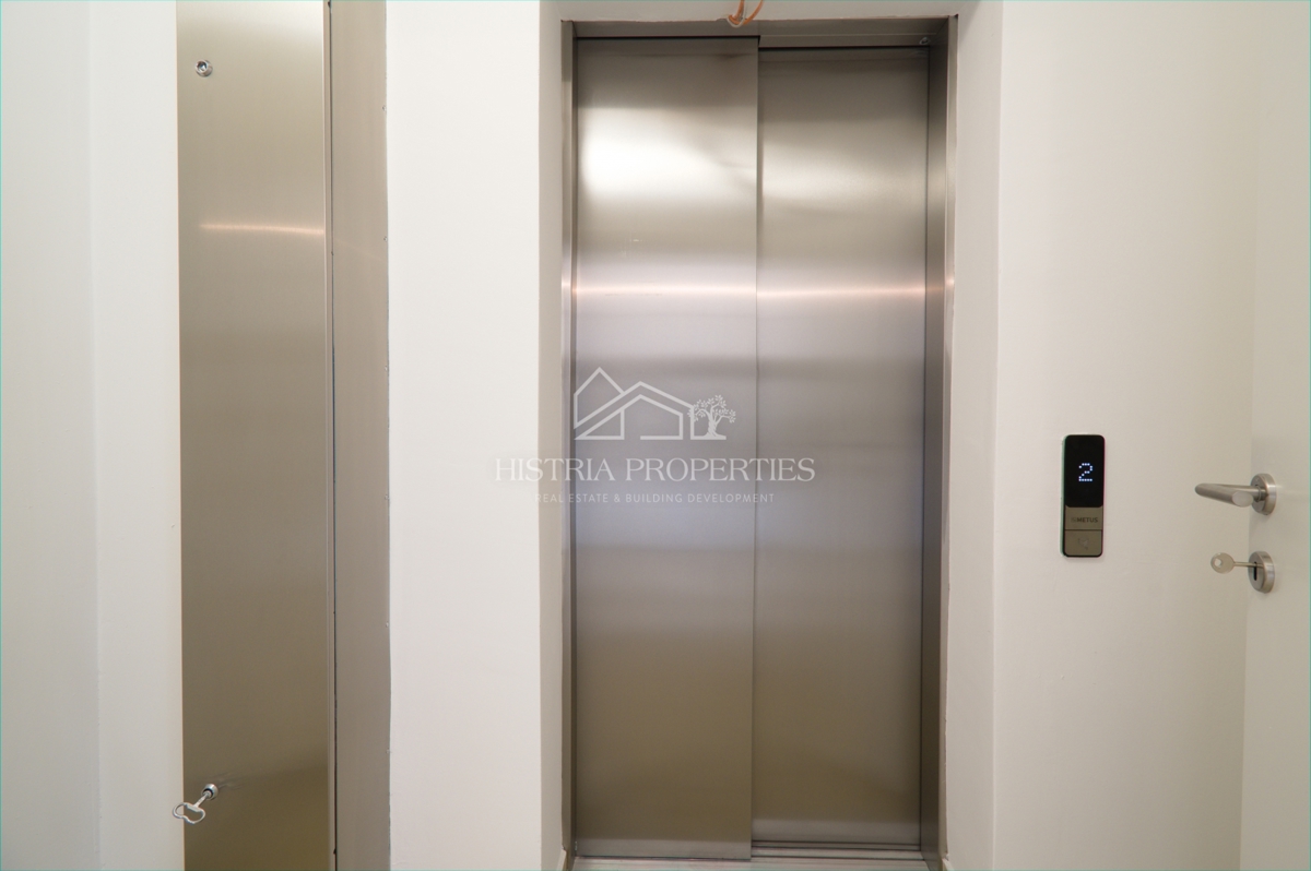 Penthouse z dvema velikima terasama, dvigalom v stanovanju in pogledom na morje