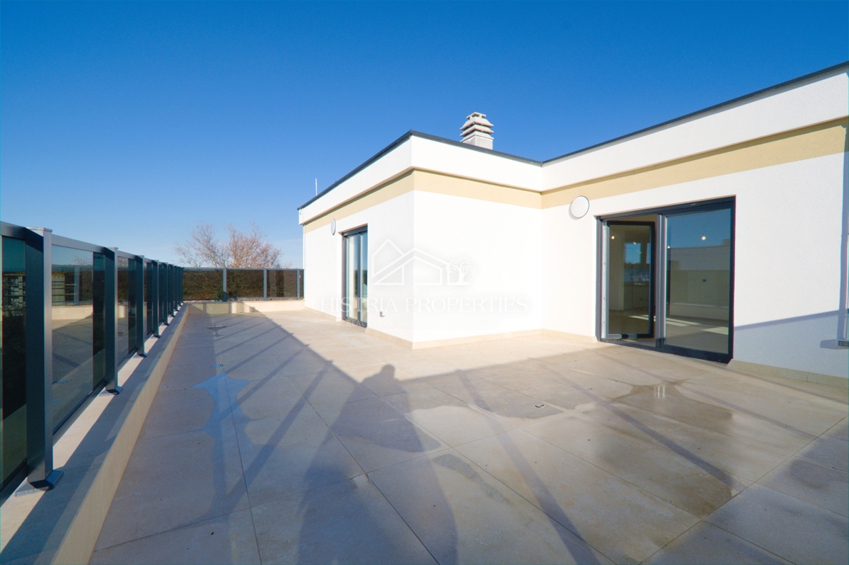 Penthouse z dvema velikima terasama, dvigalom v stanovanju in pogledom na morje