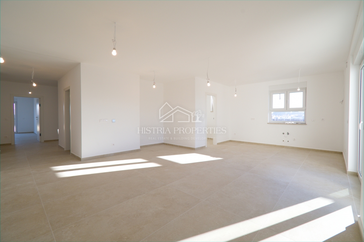 Penthouse z dvema velikima terasama, dvigalom v stanovanju in pogledom na morje