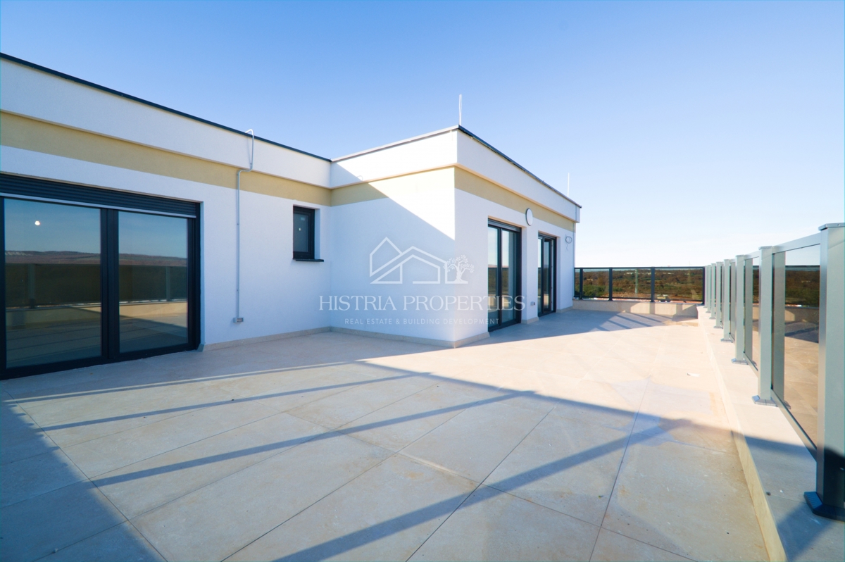 Penthouse z dvema velikima terasama, dvigalom v stanovanju in pogledom na morje