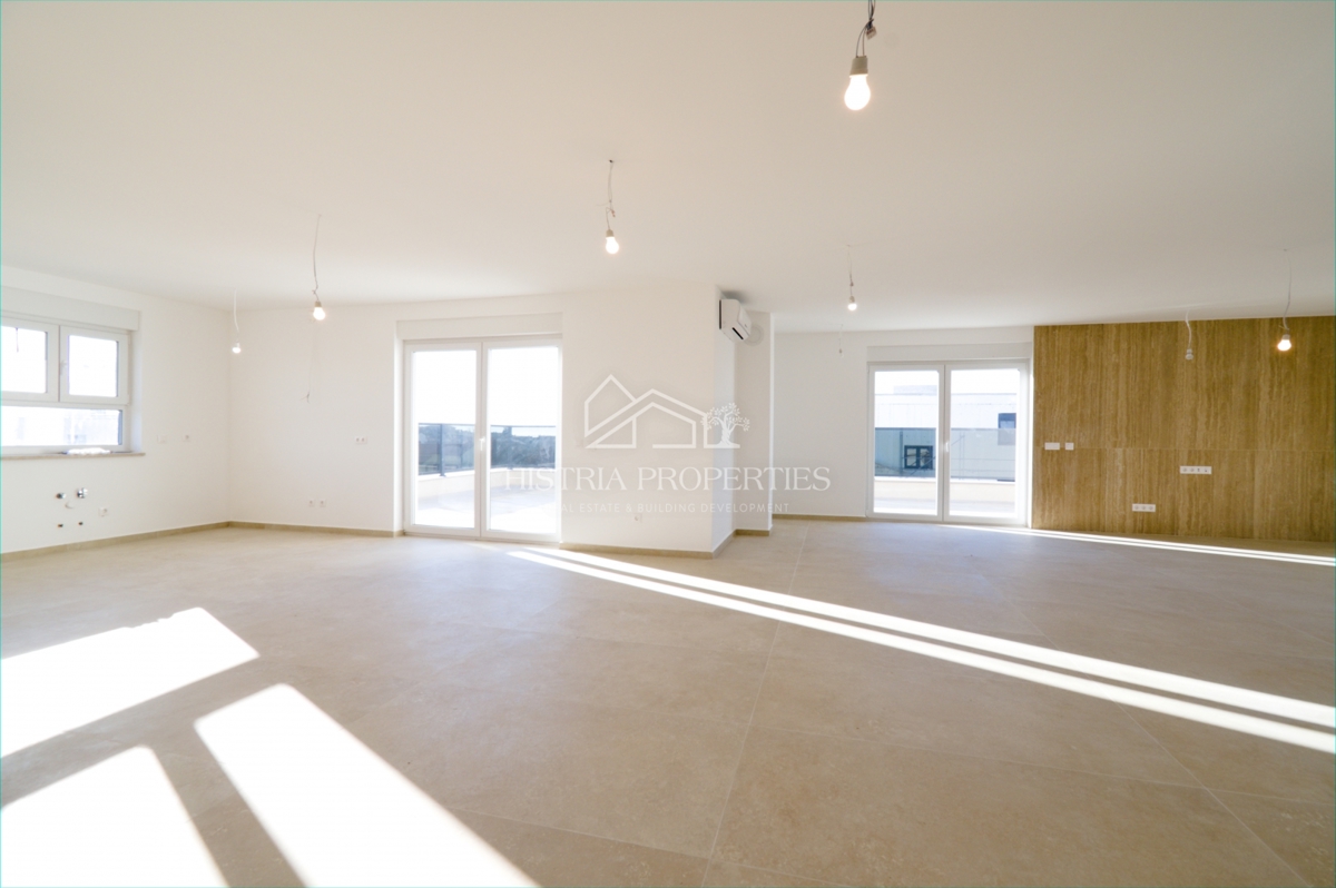 Penthouse z dvema velikima terasama, dvigalom v stanovanju in pogledom na morje