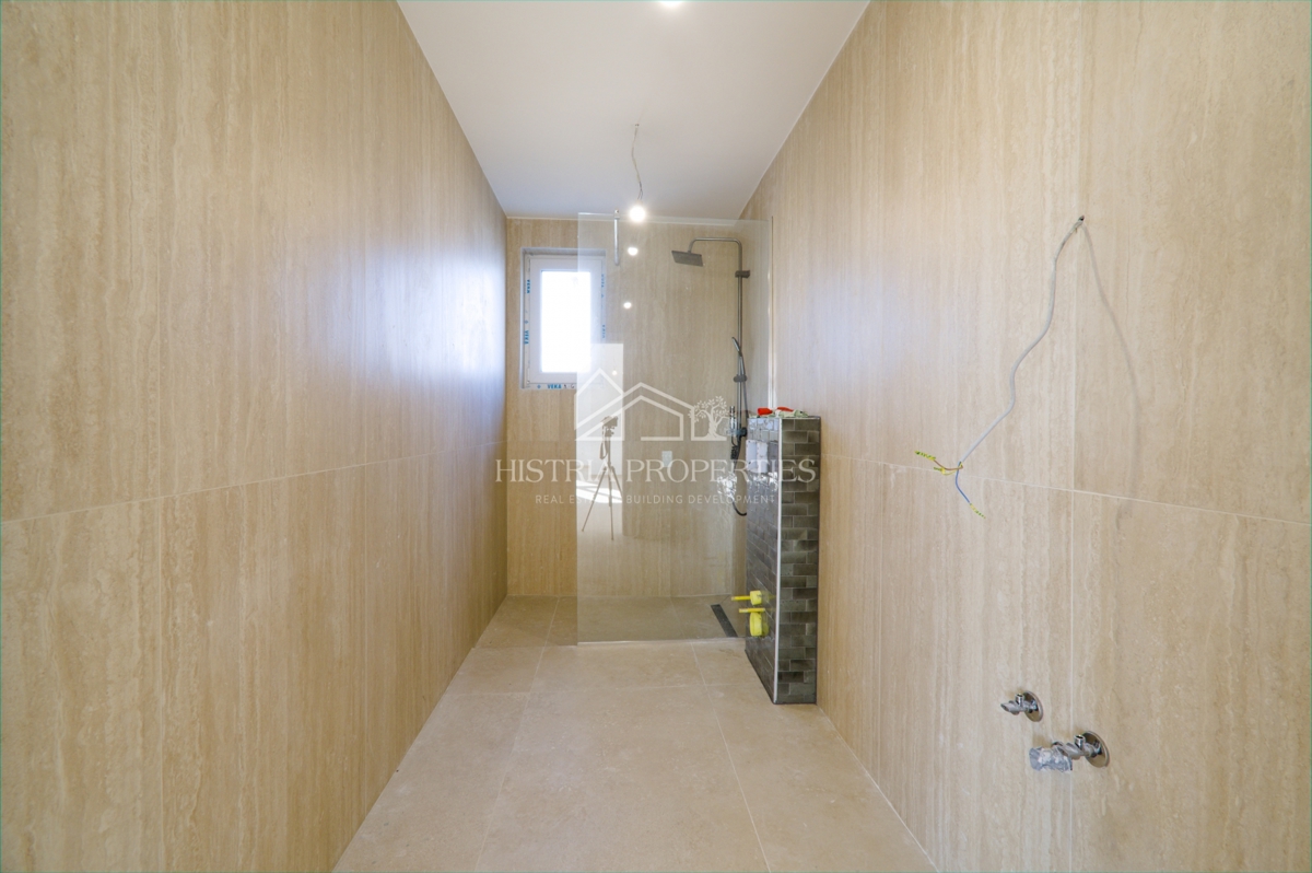 Penthouse z dvema velikima terasama, dvigalom v stanovanju in pogledom na morje