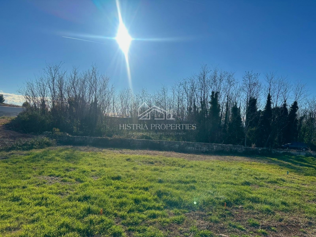 Gradbeno zemljišče za 2 moderni hiši z veljavnim dovoljenjem in plačanimi komunalnimi storitvami