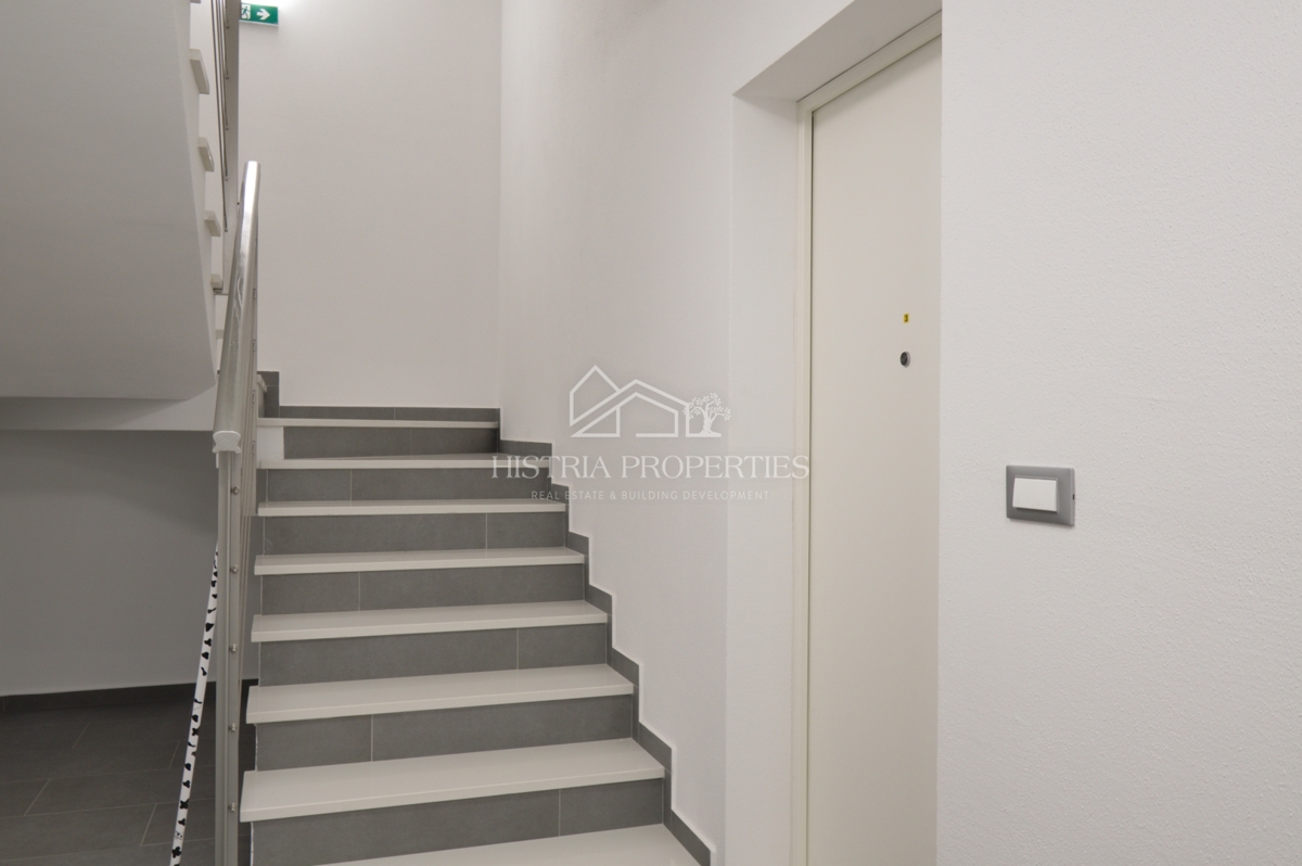 Družinska lokacija in kakovostna novogradnja z dvema terasama in ograjenim, intimnim vrtom