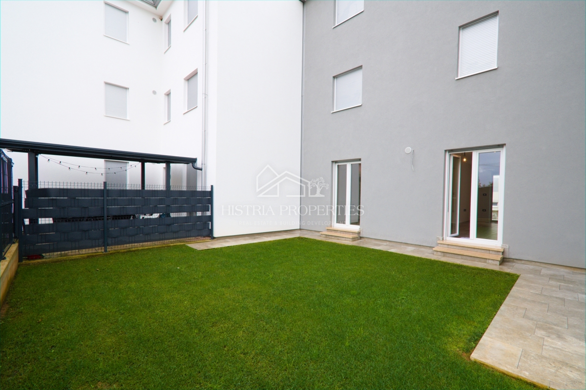 Družinska lokacija in kakovostna novogradnja z dvema terasama in ograjenim, intimnim vrtom