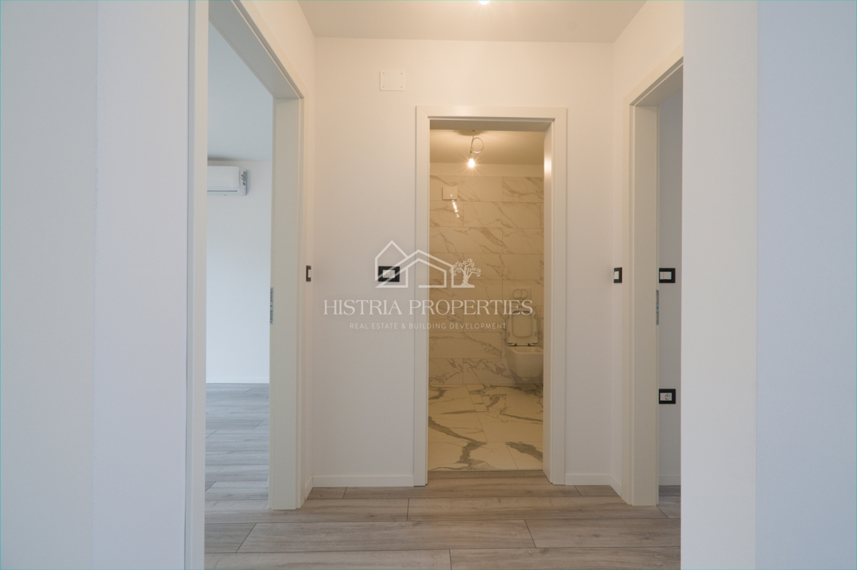 Družinska lokacija in kakovostna novogradnja z dvema terasama in ograjenim, intimnim vrtom