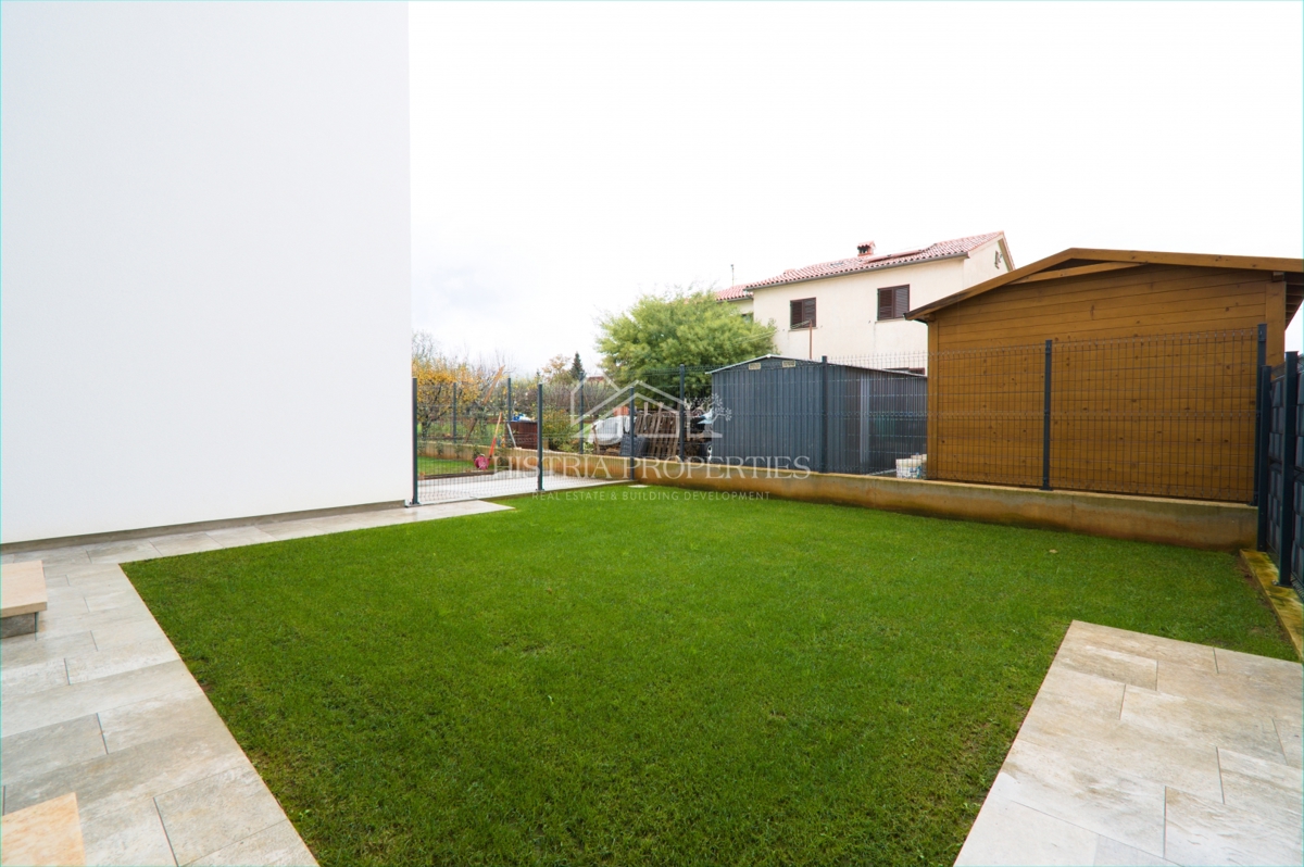 Družinska lokacija in kakovostna novogradnja z dvema terasama in ograjenim, intimnim vrtom