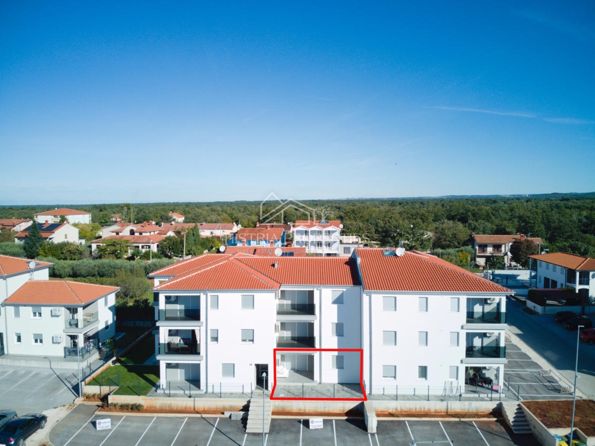 Družinska lokacija in kakovostna novogradnja z dvema terasama in ograjenim, intimnim vrtom