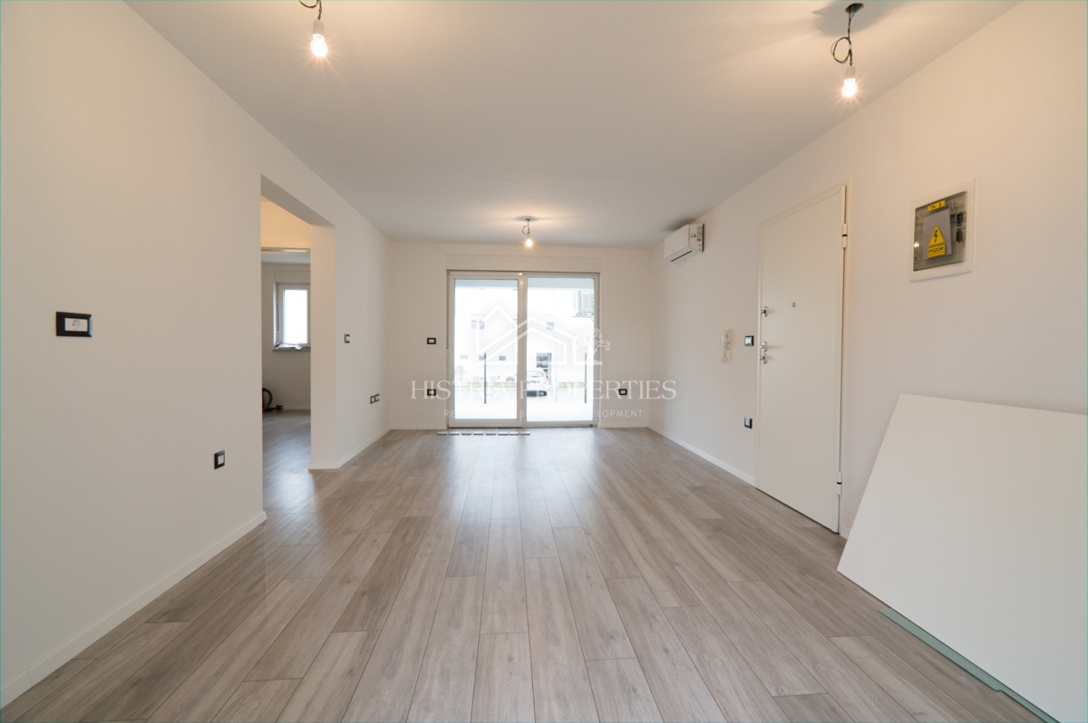 Družinska lokacija in kakovostna novogradnja z dvema terasama in ograjenim, intimnim vrtom