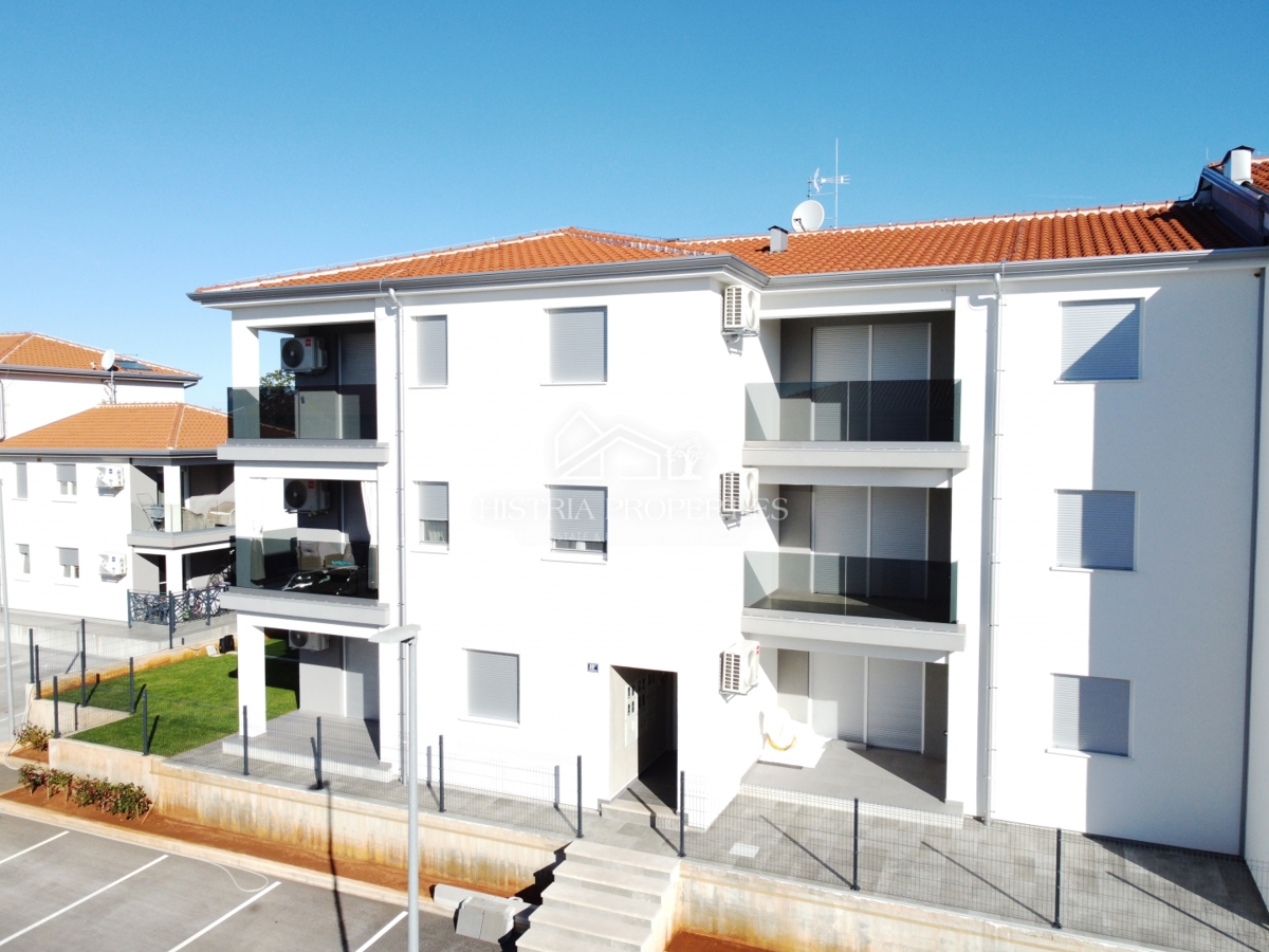 Družinska lokacija in kakovostna novogradnja z dvema terasama in ograjenim, intimnim vrtom