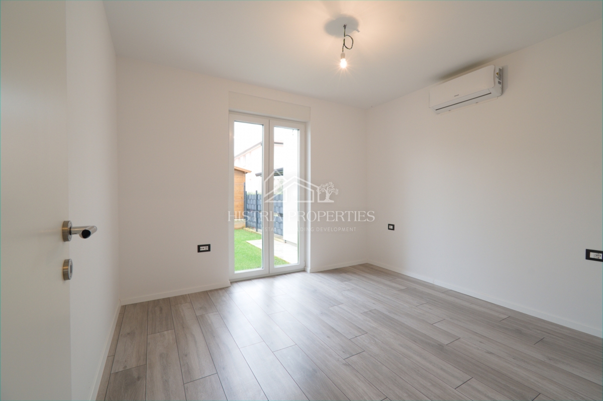 Družinska lokacija in kakovostna novogradnja z dvema terasama in ograjenim, intimnim vrtom