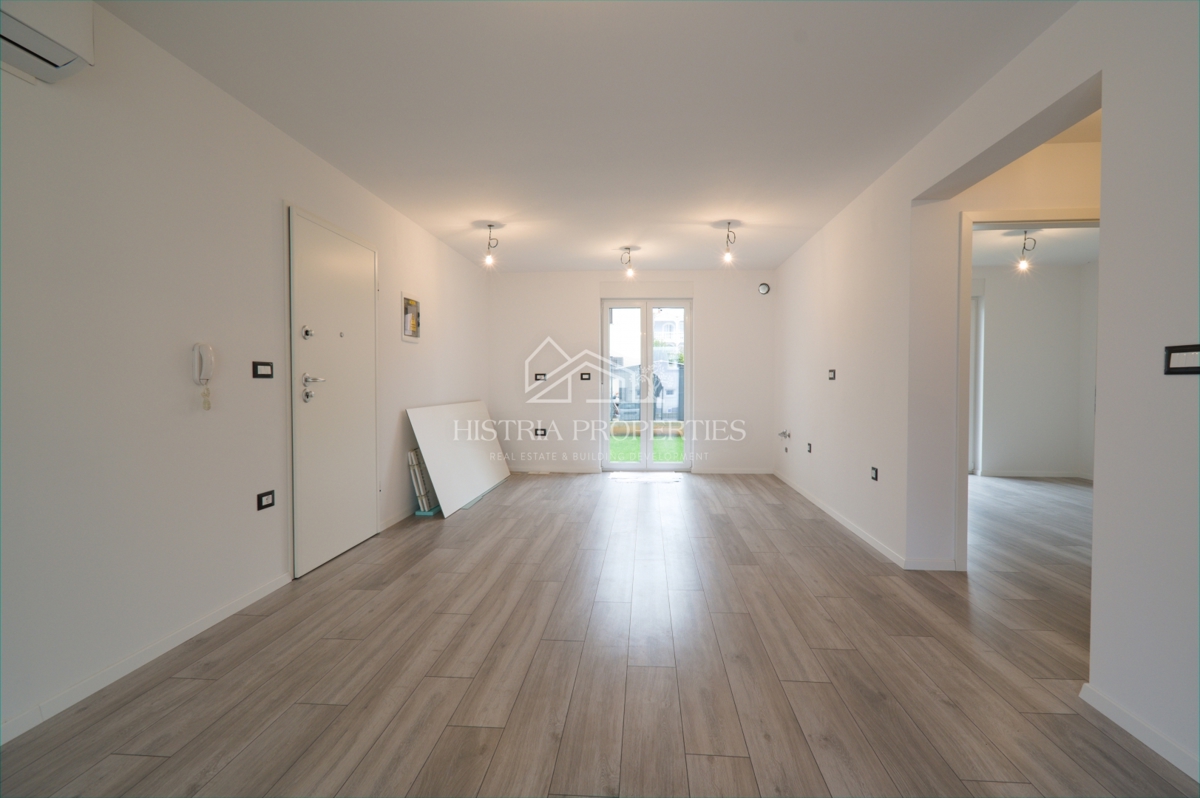 Družinska lokacija in kakovostna novogradnja z dvema terasama in ograjenim, intimnim vrtom