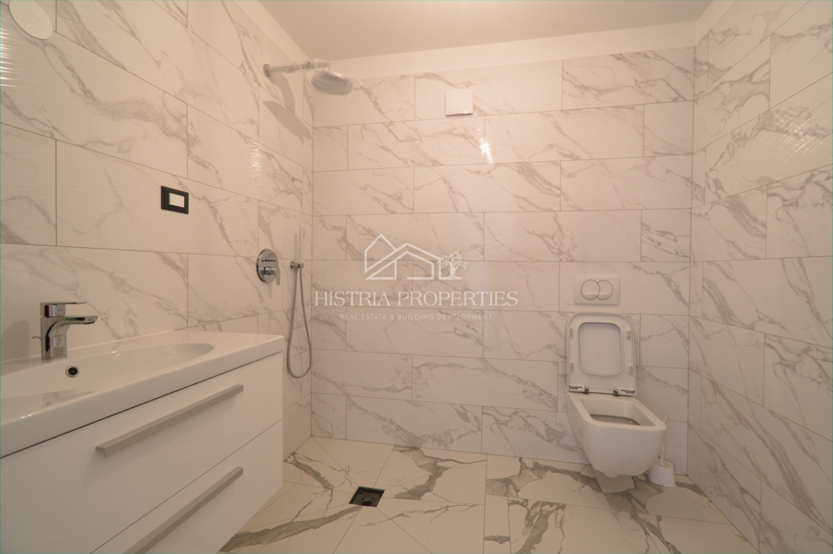 Družinska lokacija in kakovostna novogradnja z dvema terasama in ograjenim, intimnim vrtom