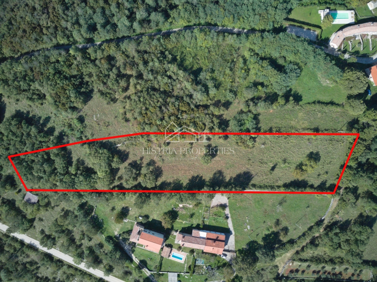 Ugodno zemljišče za gradnjo več hiš v bližini čudovitega Grožnjana in mirne pokrajine