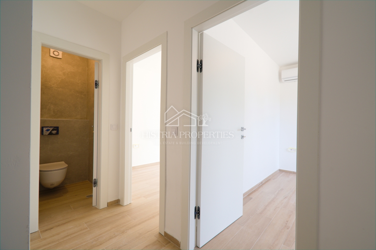 Udobno družinsko stanovanje z dvema terasama in vrtom v novi stavbi v bližini Poreča