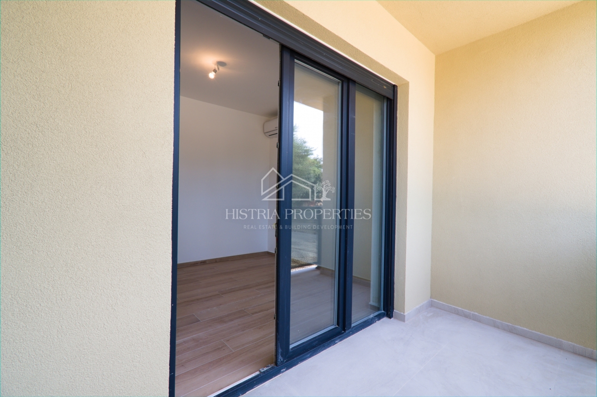 Udobno družinsko stanovanje z dvema terasama in vrtom v novi stavbi v bližini Poreča