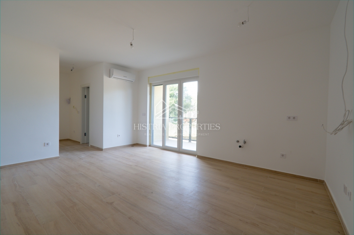 Udobno družinsko stanovanje z dvema terasama in vrtom v novi stavbi v bližini Poreča