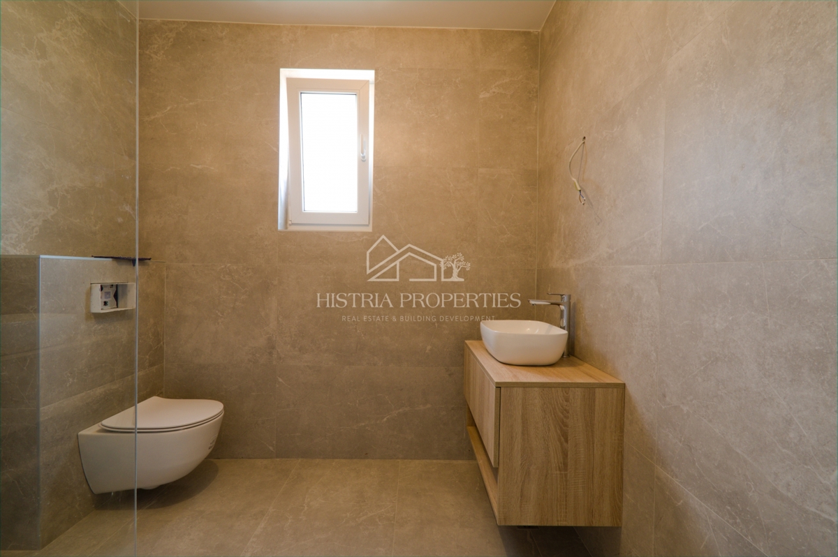 Udobno družinsko stanovanje z dvema terasama in vrtom v novi stavbi v bližini Poreča