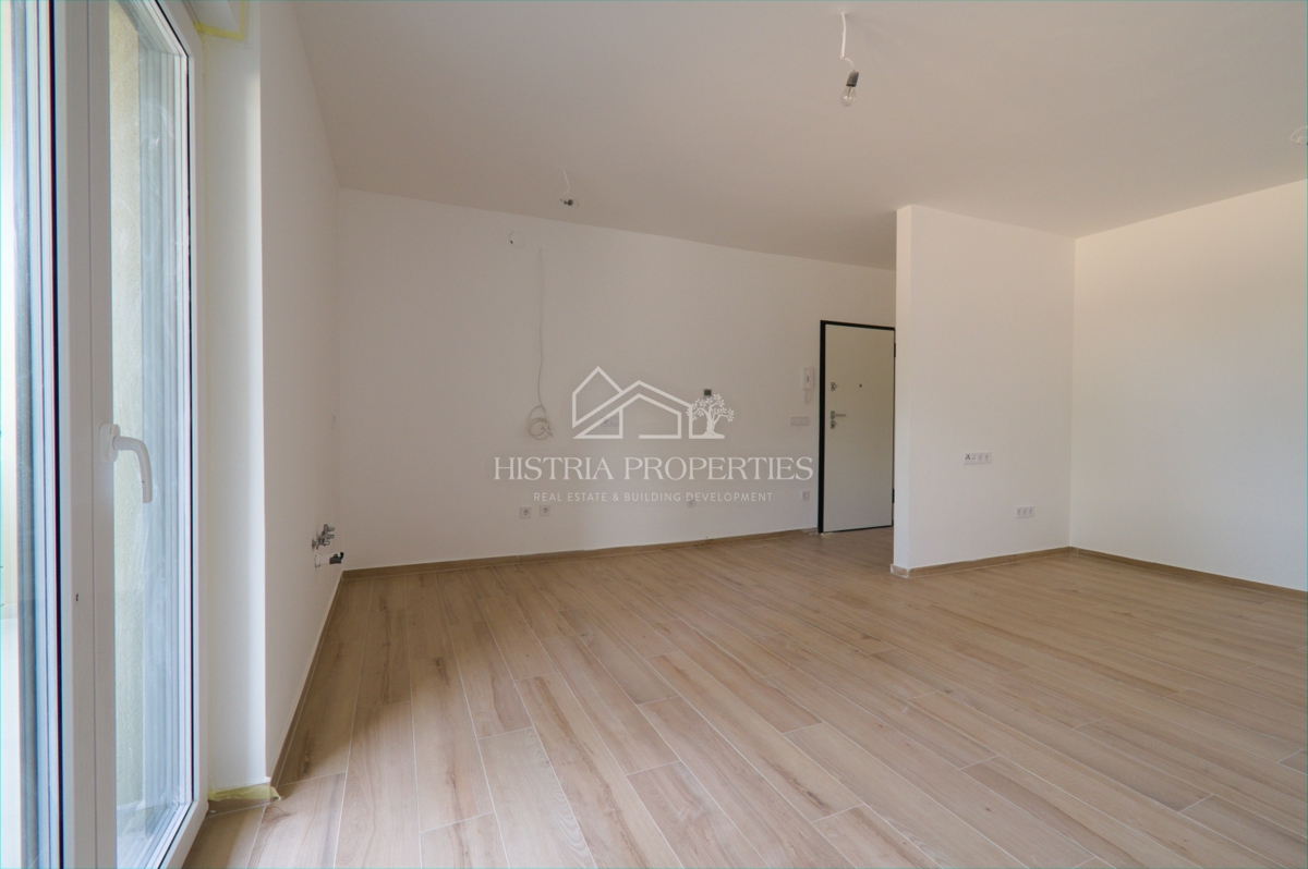 Udobno družinsko stanovanje z dvema terasama in vrtom v novi stavbi v bližini Poreča