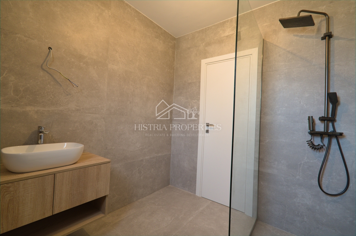 Udobno družinsko stanovanje z dvema terasama in vrtom v novi stavbi v bližini Poreča