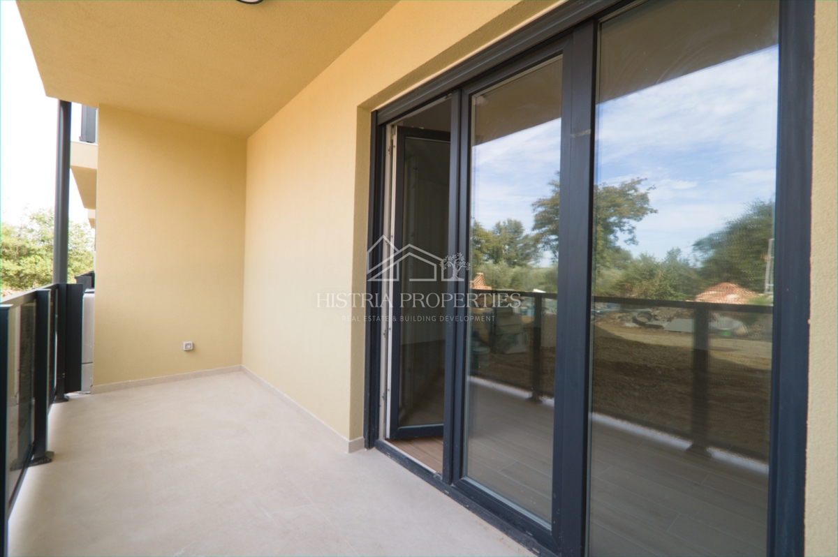 Udobno družinsko stanovanje z dvema terasama in vrtom v novi stavbi v bližini Poreča