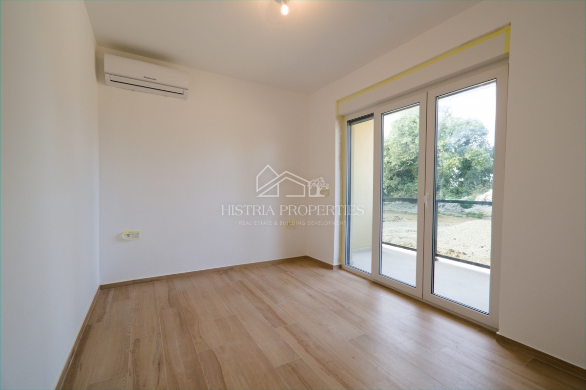 Udobno družinsko stanovanje z dvema terasama in vrtom v novi stavbi v bližini Poreča