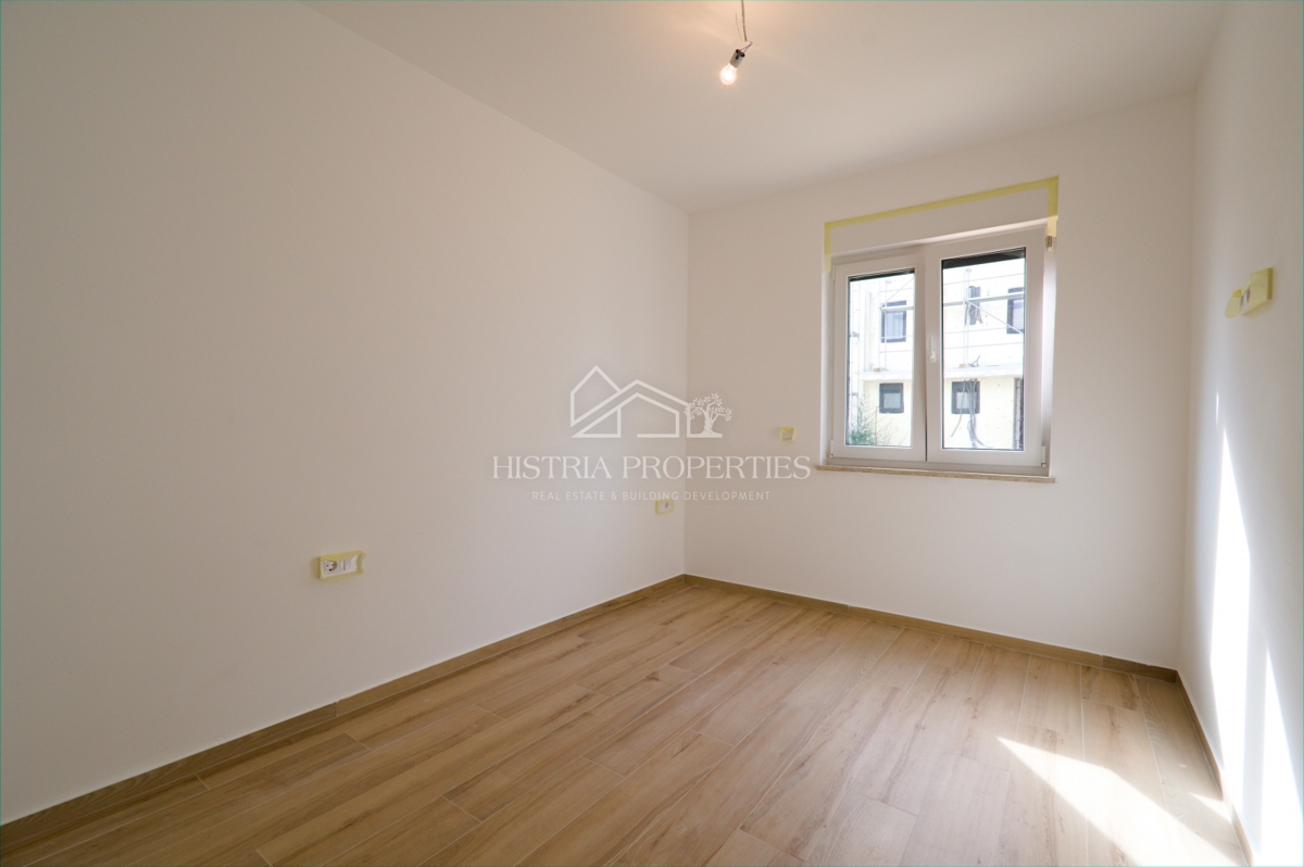 Udobno družinsko stanovanje z dvema terasama in vrtom v novi stavbi v bližini Poreča