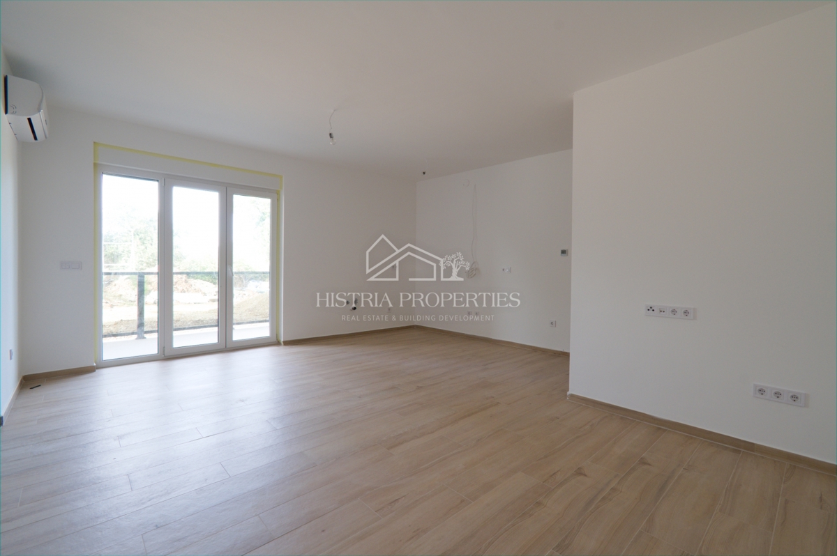 Udobno družinsko stanovanje z dvema terasama in vrtom v novi stavbi v bližini Poreča