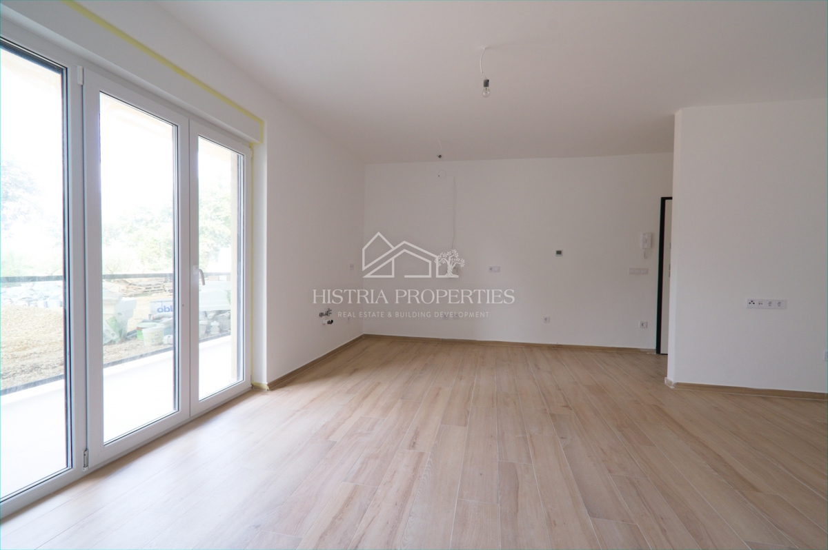 Udobno družinsko stanovanje z dvema terasama in vrtom v novi stavbi v bližini Poreča