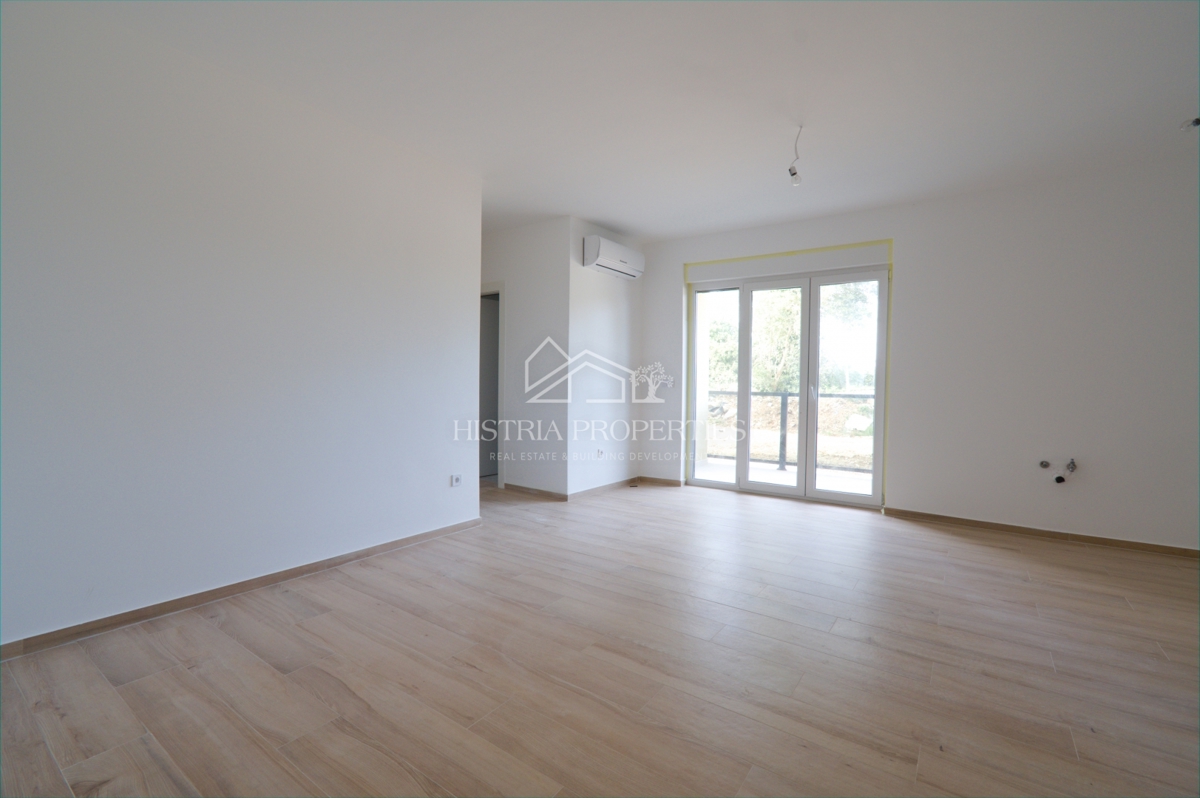 Udobno družinsko stanovanje z dvema terasama in vrtom v novi stavbi v bližini Poreča