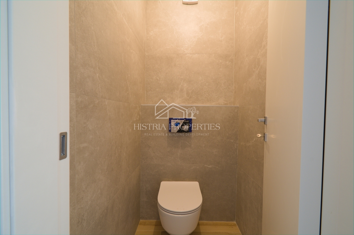 Udobno družinsko stanovanje z dvema terasama in vrtom v novi stavbi v bližini Poreča