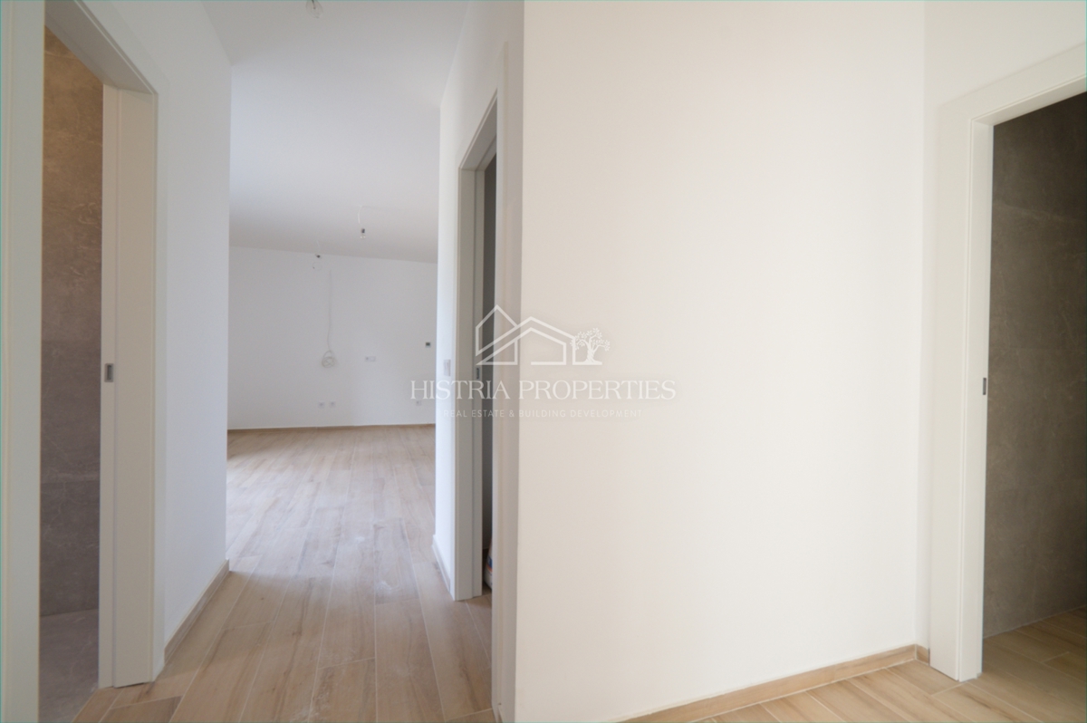 Udobno družinsko stanovanje z dvema terasama in vrtom v novi stavbi v bližini Poreča