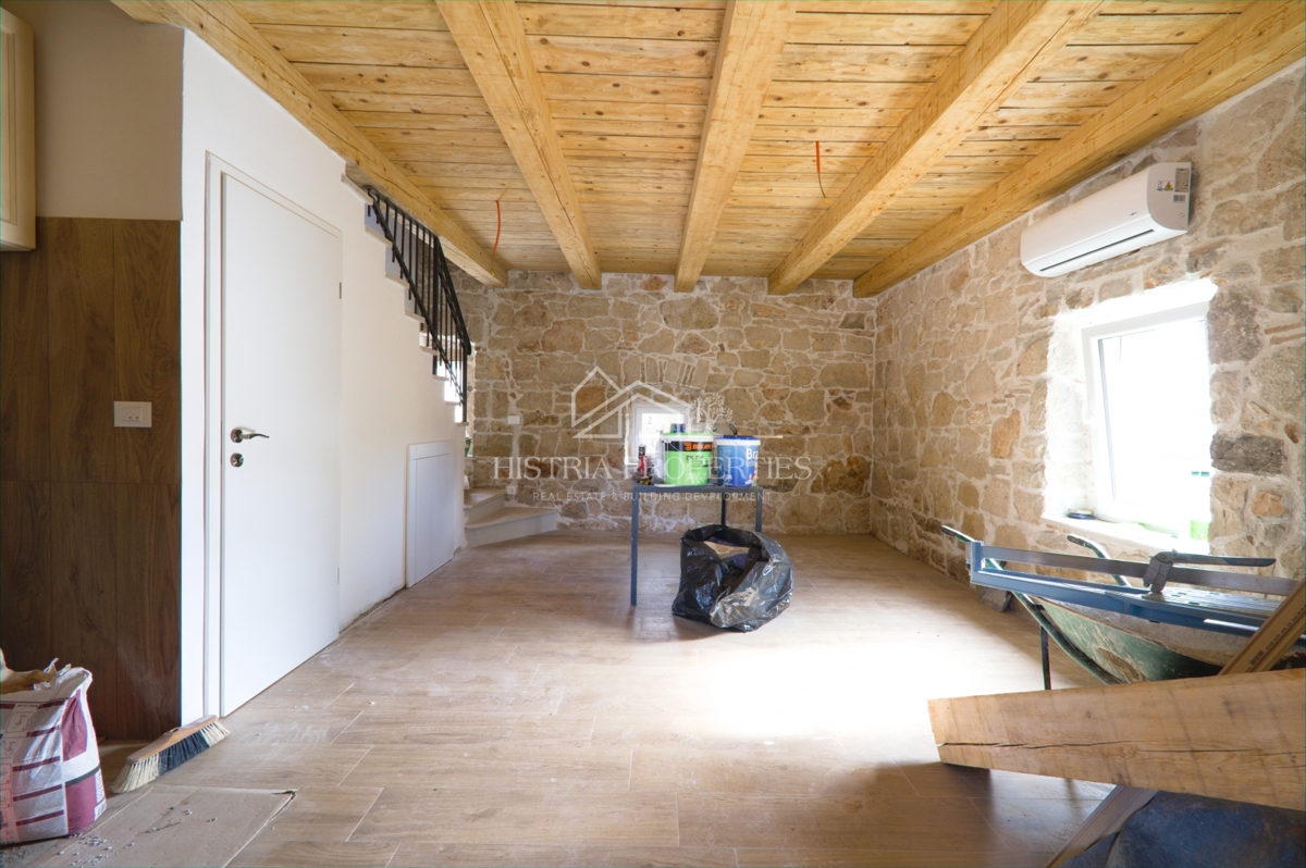 Lokacija, ki izžareva istrski slog in prenovljena kamnita hiša z dvoriščem za ljubitelje tradicije