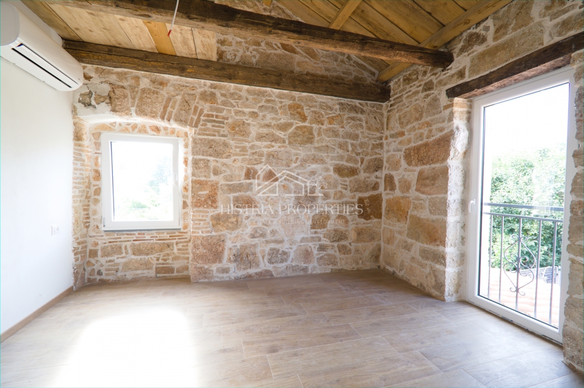 Lokacija, ki izžareva istrski slog in prenovljena kamnita hiša z dvoriščem za ljubitelje tradicije