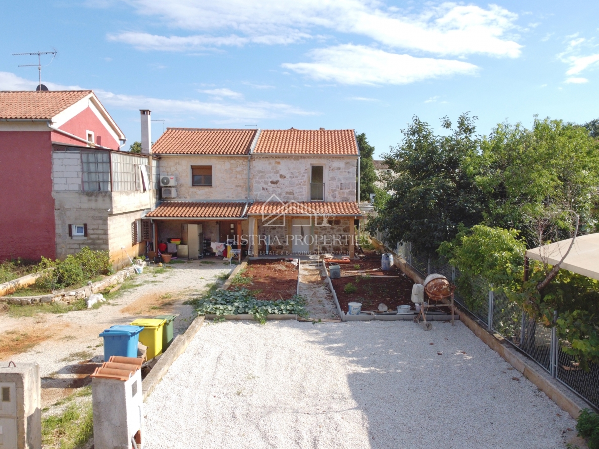 Lokacija, ki izžareva istrski slog in prenovljena kamnita hiša z dvoriščem za ljubitelje tradicije