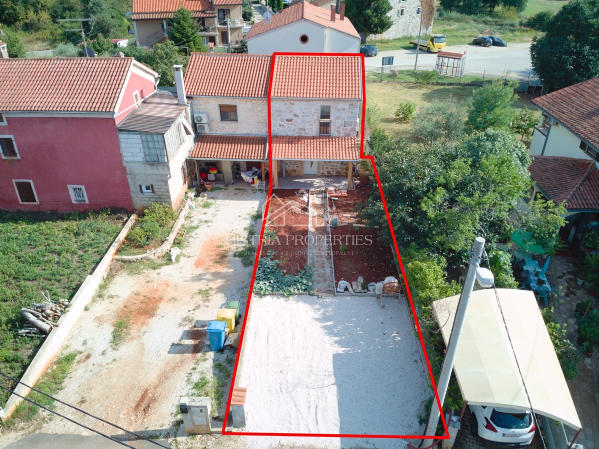Lokacija, ki izžareva istrski slog in prenovljena kamnita hiša z dvoriščem za ljubitelje tradicije