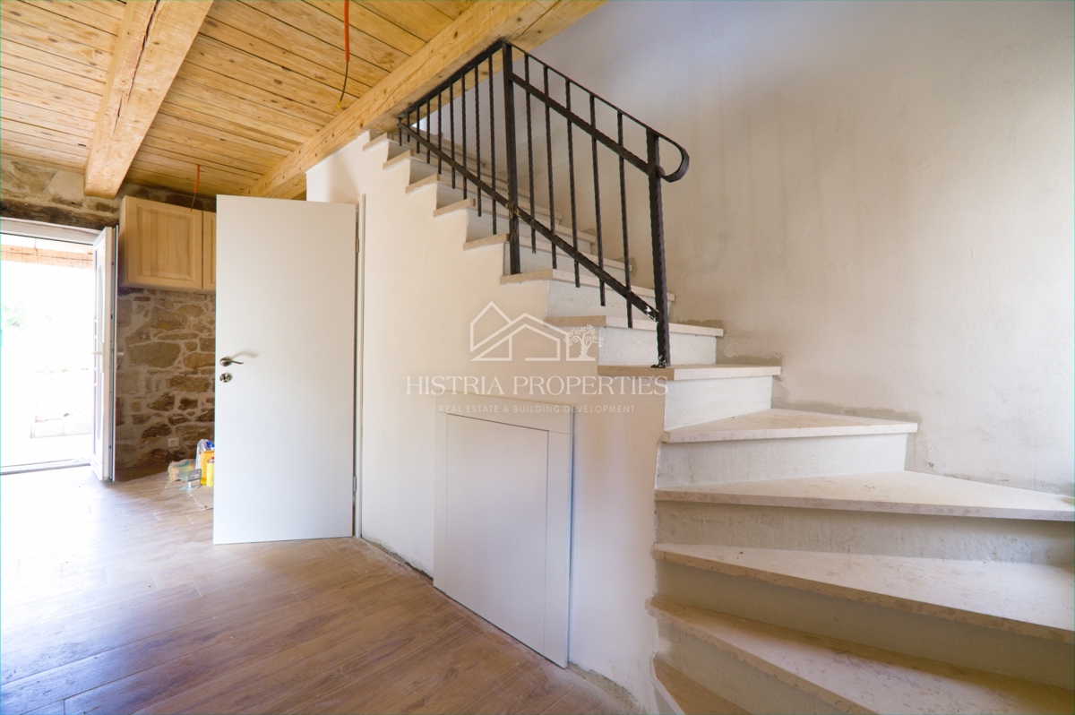 Lokacija, ki izžareva istrski slog in prenovljena kamnita hiša z dvoriščem za ljubitelje tradicije