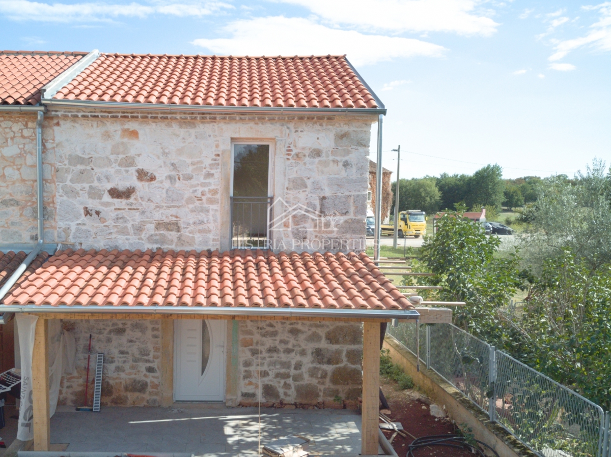 Lokacija, ki izžareva istrski slog in prenovljena kamnita hiša z dvoriščem za ljubitelje tradicije